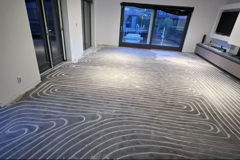 Vloerverwarming infrezen of een nieuwe dekvloer? Zo kiest u