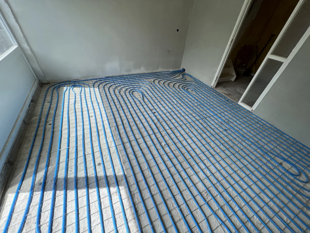 Watervoerende vloerverwarmingsbuizen geknoopt op draadmatten, aangelegd door Vartech